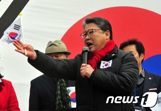 본문 이미지 - 조원진 자유한국당 의원이 16일 대구 중구 동아쇼핑센터 앞에서 열린 탄핵반대 총궐기대회에서 발언하고 있다. 2017.2.16/뉴스1 ⓒ News1 이종현 기자