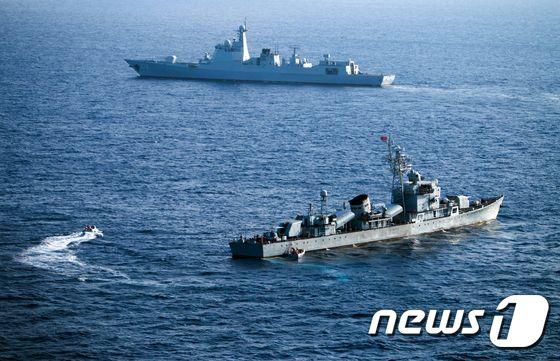 본문 이미지 - 남중국해 파라셀 제도(중국명 시사군도·西沙群島) 인근 해역에서 군사 작전이 펼쳐지고 있다. (자료사진) ⓒ AFP=뉴스1