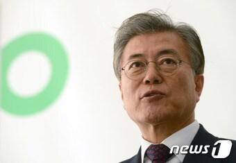 본문 이미지 - 문재인 전 더불어민주당 대표가 17일 오후 서울 마포구 푸르메재단 넥슨어린이재활병원에서 기자들의 질문에 대답하고 있다. 2017.2.17/뉴스1 ⓒ News1 최현규 기자