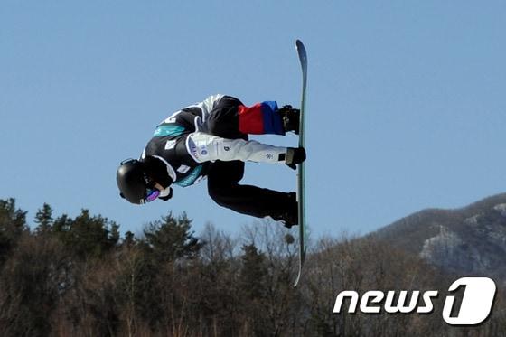 본문 이미지 - 2018 평창동계올림픽 테스트이벤트 '2016/17 FIS 스노보드 월드컵' 하프파이프 남자 예선 경기 중 김호준이 화려한 묘기를 선보이고 있다.  /뉴스1 DBⓒ News1 박하림 기자