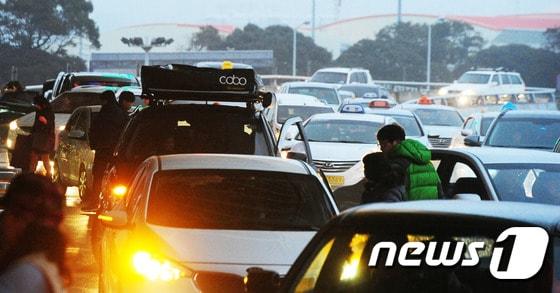 본문 이미지 - 차량으로 붐비는 제주국제공항 앞 도로.ⓒ News1 DB