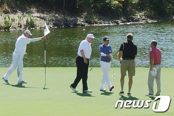 본문 이미지 - 도널드 트럼프 미국 대통령(왼쪽 2번째)와 아베 신조 일본 총리(가운데)가 지난 11일 플로리다에서 골프를 쳤다. ⓒ AFP=뉴스1