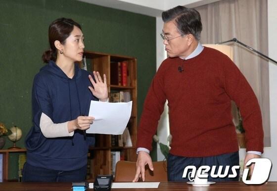 본문 이미지 - 2017년 2월 20일 문재인 더불어민주당 전 대표가 서울 마포구 창천동의 한 스튜디오에서 '문 캠프'에 합류한 고민정 전 KBS 아나운서와 함께 '주간 문재인' 6탄 촬영을 준비 하고 있다. ⓒ News1 