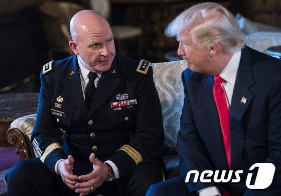 본문 이미지 - 도널드 트럼프 전 대통령 재임시절인 2017년 2월 20일(현지시간) 플로리다 주 팜비치 마라라고 리조트에서 트럼프 전 대통령과 당시 막 국가안보보좌관으로 임명된 H.R. 맥매스터 미 육군 중장이 대화하고 있다.ⓒ AFP=뉴스1 ⓒ News1 우동명 기자