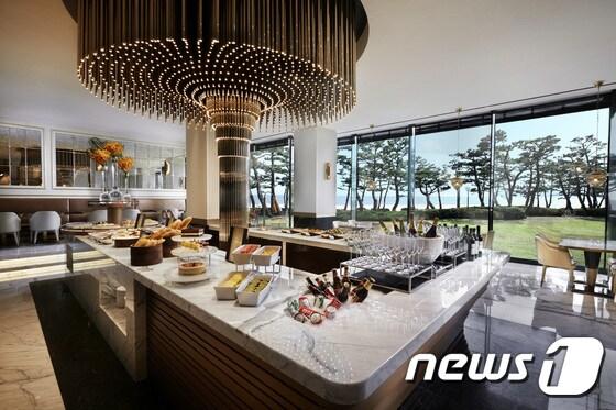 본문 이미지 - 파라다이스호텔 부산의  '라운지 파라다이스' 모습.(파라다이스호텔 부산 제공)ⓒ News1