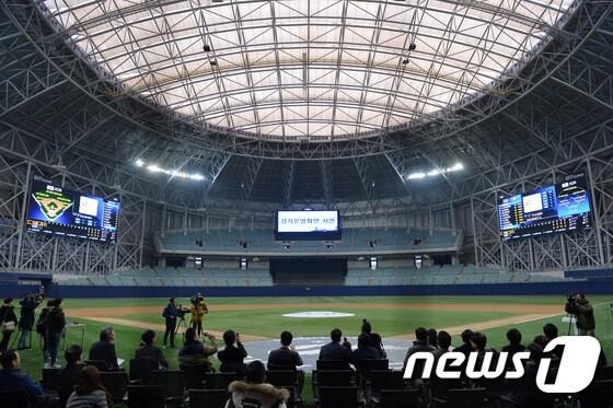 본문 이미지 - 내년 WBC가 정상적으로 진행될 수 있을까. 사진은 2017년 고척서 열린 WBC 예선 모습. 뉴스1 ⓒ News1 이동원 기자