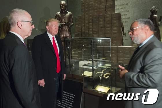 본문 이미지 - 워싱턴 소재 '아프리카계 역사문화 국립박물관'을 방문한 도널드 트럼프 미 대통령(가운데). ⓒ AFP=뉴스1