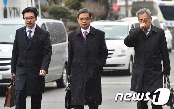 본문 이미지 - 이중환 변호사(가운데) 등 박근혜 대통령측 법률대리인단이 22일 오전 서울 종로구 헌법재판소 대심판정에서 열린 박근혜 대통령 탄핵심판 제16차 변론기일에 참석하고 있다. 2017.2.22/뉴스1 ⓒ News1 신웅수 기자