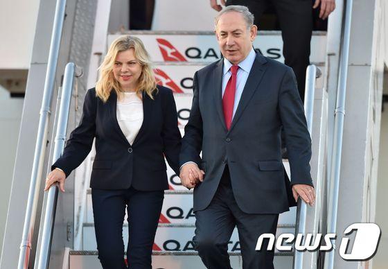 본문 이미지 - 베냐민 네타냐후 이스라엘 총리가 22일(현지시간) 호주 시드니 공항에 도착해 부인 사라 여사의 손을 잡고 비행기를 내리고 있다 ⓒ AFP=뉴스1 ⓒ News1 우동명 기자