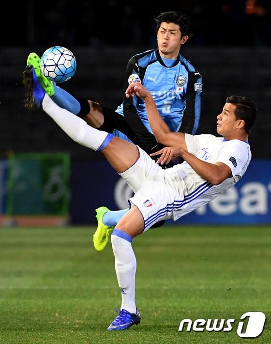 본문 이미지 - 수원 삼성의 공격수 조나탄이 22일 일본 가나가와현 가와사키의 토도로키 육상경기장에서 열린 가와사키 프론탈레와의 2017 아시아축구연맹(AFC) 챔피언스리그 G조 1차전에서 공 경합을 펼치고 있다. ⓒ AFP=News1