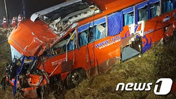 본문 이미지 - 지난달 22일 오후 충북 단양군 적성면 중앙고속도로 춘천방향 206.5㎞ 지점에서 신입생 오리엔테이션에 참석하는 금오공대 학생 44명과 운전자가 탄 45인승 관광버스가 도로 옆 5m 언덕 아래로 추락해 차량 견인 작업이 이뤄지고 있다.   /뉴스1 ⓒ News1