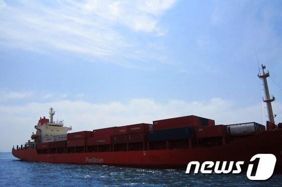 본문 이미지 - 군산과 중국 칭다오를 운항하게 될 컨테이너선인 포스요코하마호.ⓒ News1