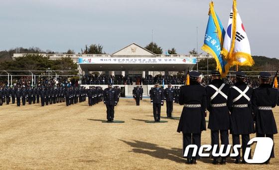 본문 이미지 - 23일 경남 진주시 항공과학고등학교에서 제46기 졸업 및 임관식이 거행되고 있다. (공군 제공) 2017.2.23 ⓒ 뉴스1