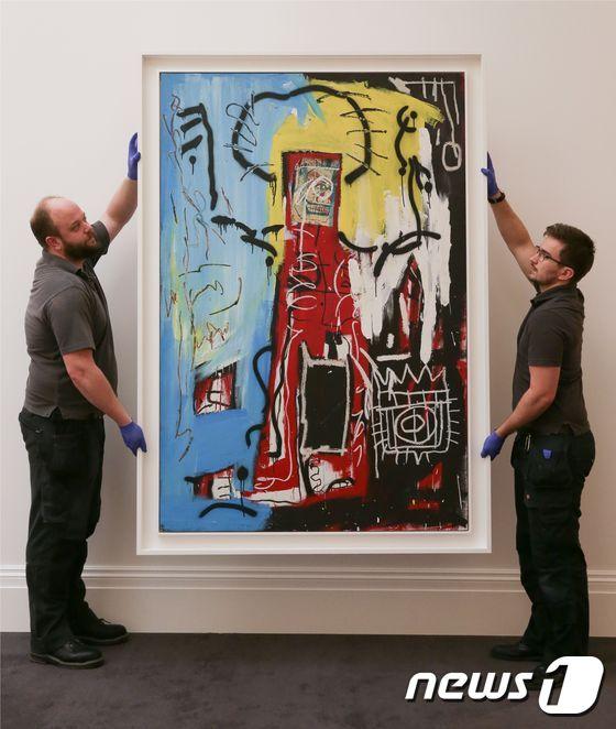 본문 이미지 - 오는 3월9일 열리는 소더비 런던 경매에 앞서 소더비 직원들이 장-미셸 바스키아의 작품들 들고 포즈를 취하고 있다. ⓒ AFP=뉴스1
