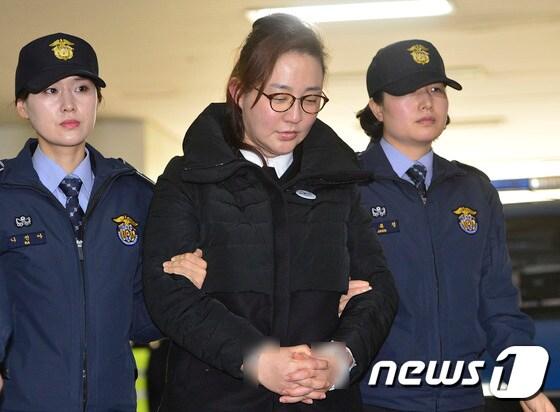 본문 이미지 - 뇌물공여 혐의로 구속된 김영재 원장의 부인 박채윤 와이제이콥스메디칼 대표가 24일 오후 서울 강남구 대치동 특검 사무실로 소환되고 있다. 2017.2.24/뉴스1 ⓒ News1 신웅수 기자