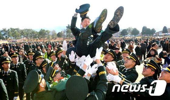 본문 이미지 - 육군 부사관학군단(RNTC) 1기 신임 하사들이 24일 전북 익산시 육군부사관학교에서 열린 임관식에서 교육과정을 함께한 훈육관을 헹가레 치고 있다.2017.2.24/뉴스1 ⓒ News1 문요한 기자