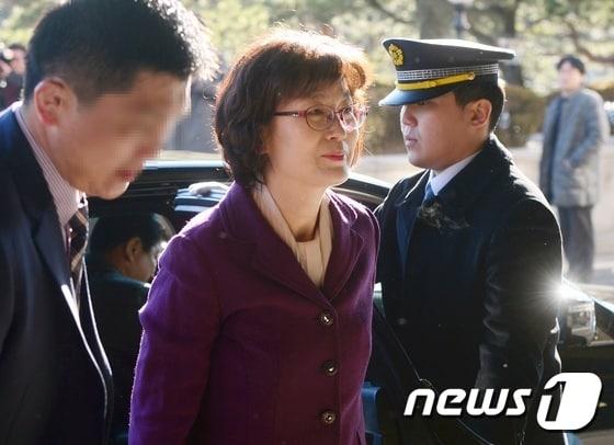 본문 이미지 - 이정미 헌법재판소장 권한대행이 24일 오전 강화된 경찰의 경호를 받으며 서울 종로구 헌법재판소로 출근하고 있다. 2017.2.24/뉴스1 ⓒ News1 최현규 기자