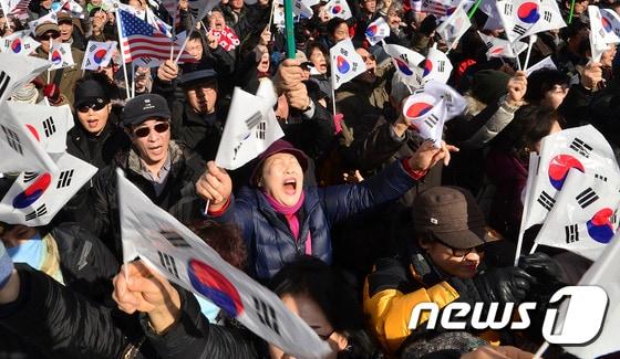본문 이미지 - 박근혜 대통령 취임 4주년인 25일 오후 서울광장 일대에서 열린 탄핵기각 총궐기 국민대회에서 참석자들이 태극기를 흔들고 있다. 2017.2.25/뉴스1 ⓒ News1 신웅수 기자