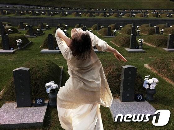 본문 이미지 - '산 자와 죽은 자의 미디어 툼스톤'  공연 예상 이미지 ⓒ News1