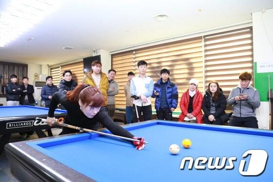 본문 이미지 - 국내 3쿠션 여자랭킹 1위인 이신영 선수가 전북 무주군에서 시범경기를 펼치고 있다. 이신영 선수는 무주군 적상면 출신이다.(무주군제공)2017.2.26/뉴스1ⓒ News1