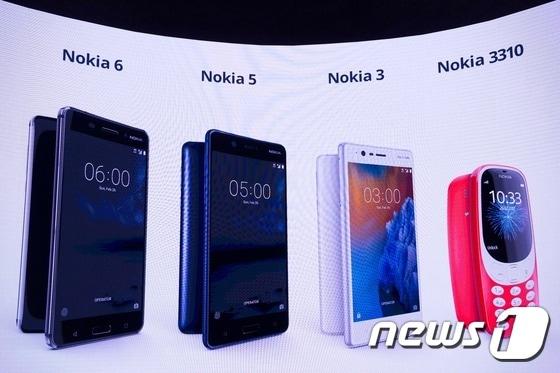 본문 이미지 -  노키아6, 노키아5, 노키아3, 노키아3310.ⓒ AFP=뉴스1