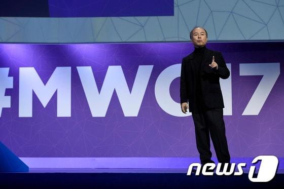 본문 이미지 - 손정의 소프트뱅크 회장이  '모바일월드콩그레스(MWC) 2017' 에 참석, 기조연설을 하고 있다. ⓒAFP=News1