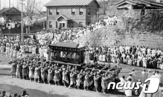 본문 이미지 - 흥인지문 옆을 지나는 고종 국장 행렬(서울박물관 제공)2017.2.28ⓒ News1
