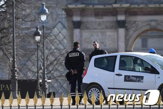 본문 이미지 - 3일&#40;현지시간&#41; 프랑스 파리 루브르박물관 인근 흉기 테러 현장에서 경찰이 경계 근무를 서고 있다. ⓒ AFP=뉴스1