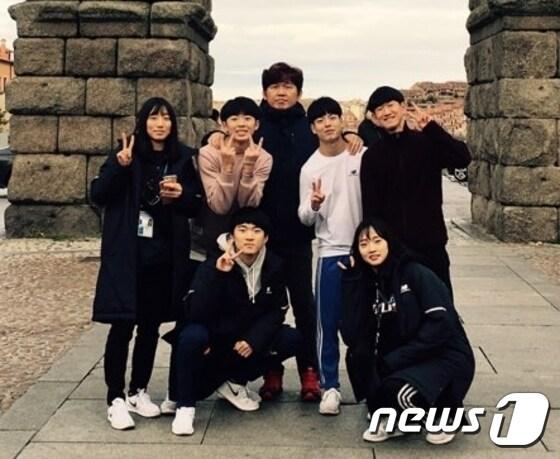 본문 이미지 - 무주군 학생태권도 시범단인 이유림, 김태훈, 길민재 전 무주군 태권도협회장, 김수길, 이재호 학생(뒷줄 왼쪽부터)과 김곡재, 정다인 학생(앞줄 왼쪽부터)이 기념촬영을 하고 있다.(무주군제공)2017.2.4/뉴스1 ⓒ News1