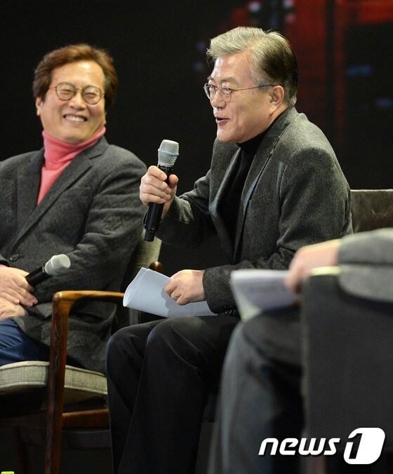 본문 이미지 - 2017년 2월 4일 당시 문재인 더불어민주당 전 대표가 서울 경희대학교 평화의 전당에서 열린 자신의 대담집 '대한민국이 묻는다, 문재인이 답하다' 북콘서트에서 황교익씨(왼쪽 )등 패널들과 대화를 나누고 있는 모습. ⓒ News1 
