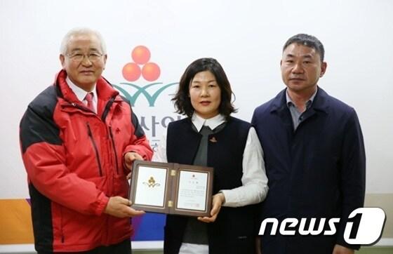 본문 이미지 - 제주사회복지공동모금회(회장 고승화)는 지난 3일 모금회 사무실에서 조 대표로부터 지역사회 어려운 이웃을 위해 1억원 기부를 약속받고 아너 소사이어티 회원 인증패 수여식을 개최했다. 사진은 왼쪽부터 고승화 공동모금회장, 조숙희 대표, 조 대표의 남편인 양영철 부웅주택 대표. ⓒ News1