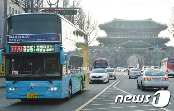 본문 이미지 - 경기도에서 운행중인 2층버스 상당수가 크랭크축 파손 가능성 등으로 지난해 8월 리콜조치를 받았지만 1년이 지나도록 대상 차량의 50%밖에 수리 등 조치를 받지 못한 것으로 나타났다./뉴스1 ⓒ News1 이재명 기자