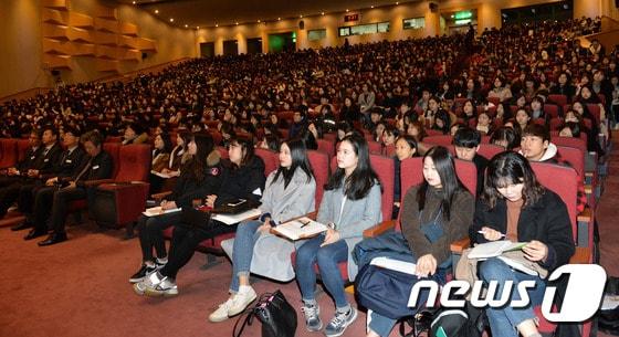 본문 이미지 - 지난해 2월 서울 서초구 방배동 서울특별시교육연수원에서 열린 서울지역 초등학교 신규 임용 예정교사 직무연수에서 예비 교사들이 조희연 교육감의 강연을 듣고 있다. /뉴스1 DB ⓒ News1 구윤성 기자