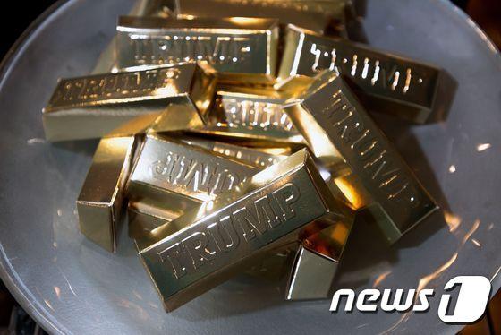 본문 이미지 - 트럼프 브랜드가 새겨진 금박 초콜릿바 ⓒ AFP=뉴스1