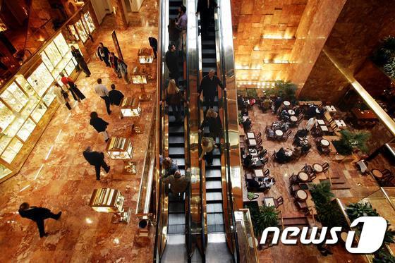 본문 이미지 - 트럼프 타워 내부 ⓒ AFP=뉴스1