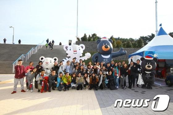 본문 이미지 - 지난 12월 평창올림픽 설명회 및 초청투어에 참석한 중국 및 동남아지역 언론인과 여행업자. 관광공사 제공 ⓒ News1