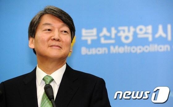 본문 이미지 - 안철수 국민의당 의원이 7일 부산시의회에서 기자간담회를 하고 있다.    2017.2.7/뉴스1 ⓒ News1 여주연 기자