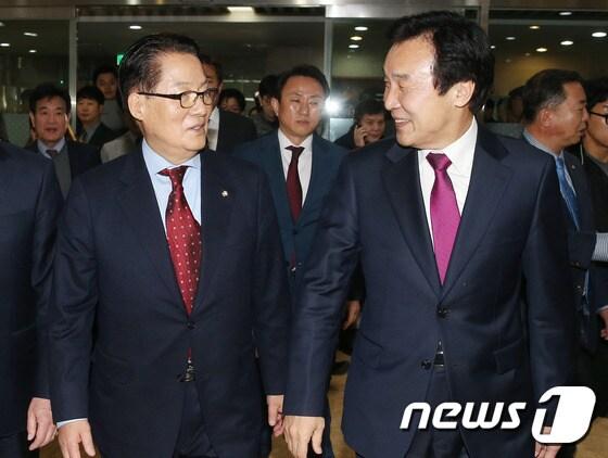 본문 이미지 - 손학규 국민주권개혁회의 의장이 7일 오전 서울 여의도 국회 정론관에서 기자회견을 열고 국민의당과 조건없는 통합을 선언한 뒤 박지원 국민의당 대표와 함께 대화를 나누며 이동하고 있다. 2017.2.7/뉴스1 ⓒ News1 허경 기자