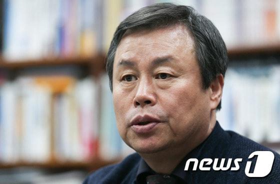 본문 이미지 - 도종환 더불어민주당 의원이 7일 서울 여의도 국회 의원회관에서 뉴스1과 인터뷰를 하고 있다. 2017.2.7/뉴스1 ⓒ News1 허경 기자