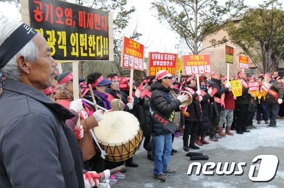 본문 이미지 - 8일 강원 원주시 신림면, 영월군 주천면, 충북 제천시 송학면 주민 250여명이 신림면 일대 바이오SRF 발전소 건립을 반대하는 집회를 하고 있다.2017.2.8/뉴스1 ⓒ News1 권혜민 기자