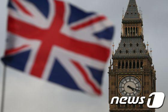 본문 이미지 - '빅 벤'으로 불리는 영국 엘리자베스타워와 하원 건물 옆에서 휘날리는 영국 국기. ⓒ AFP=뉴스1