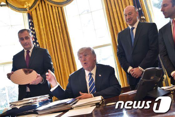 본문 이미지 - 도널드 트럼프 미국 대통령이 워싱턴 백악관에서 브라이언 크르자니크 인텔 CEO를 만나 얘기를 하고 있다. ⓒ AFP=뉴스1 ⓒ News1 우동명 기자