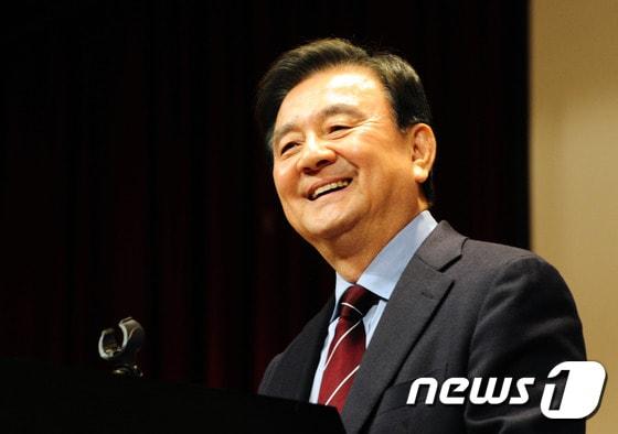 본문 이미지 - 홍석현 중앙일보·JTBC 회장이 9일 오후 전북 부안군 변산 대명리조트에서 열린 원광학원 보직자 연수 특강을 마치고 대선 출마에 관한 질문에 미소를 짓고 있다.2017.2.9/뉴스1 ⓒ News1 문요한 기자