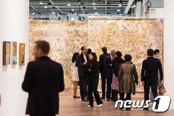 본문 이미지 - 2016 아트바젤 홍콩 전시 전경. (아트바젤 제공) ⓒ News1