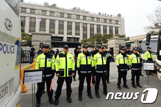 본문 이미지 - 서울 종로구 헌법재판소 정문에서 경찰병력들이 경계근무를 서고 있다. 2017.3.1/뉴스1 ⓒ News1 임세영 기자