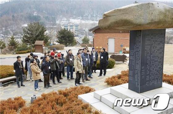 본문 이미지 - 지난달 25~26일 강원도 평창 일대에서 진행된 '민들레문학캠프'에서 참가자들이 이효석문학관을 둘러보고 있다. 한국문화예술위원회 제공 ⓒ News1