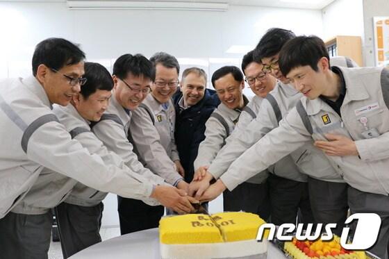 본문 이미지 - 무재해 1000일 및 생산제품 누적생산 1000만톤 기념 행사에서 기념케익 커팅을 하고 있는 김희철 한화토탈 대표이사(사진 좌측에서 네번째)와 회사 임직원들.ⓒ News1