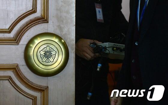 본문 이미지 - 박근혜 대통령의 탄핵심판 선고일인 10일 오전 서울 종로구 헌법재판소 대심판정 입구에서 헌재 직원들이 대심판정 입구를 드나들고 있다. 2017.3.10/뉴스1 ⓒ News1 최현규 기자