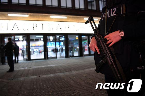 본문 이미지 - 9일(현지시간) 독일 뒤셀도르프에서 도끼 무차별 가격 사건이 벌어진 이후 경찰이 삼엄한 감시 태세를 갖추고 있다. . / AFP PHOTO / PATRIK STOLLARZ ⓒ AFP=뉴스1