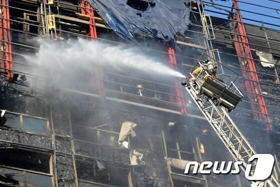 본문 이미지 - 10일 오후 2시 44분쯤 서울 마포구 상암DMC 푸르지오 오피스텔 공사현장에서 불이나 소방대원들이 화재진압을 하고 있다./뉴스1 ⓒ News1 구윤성 기자